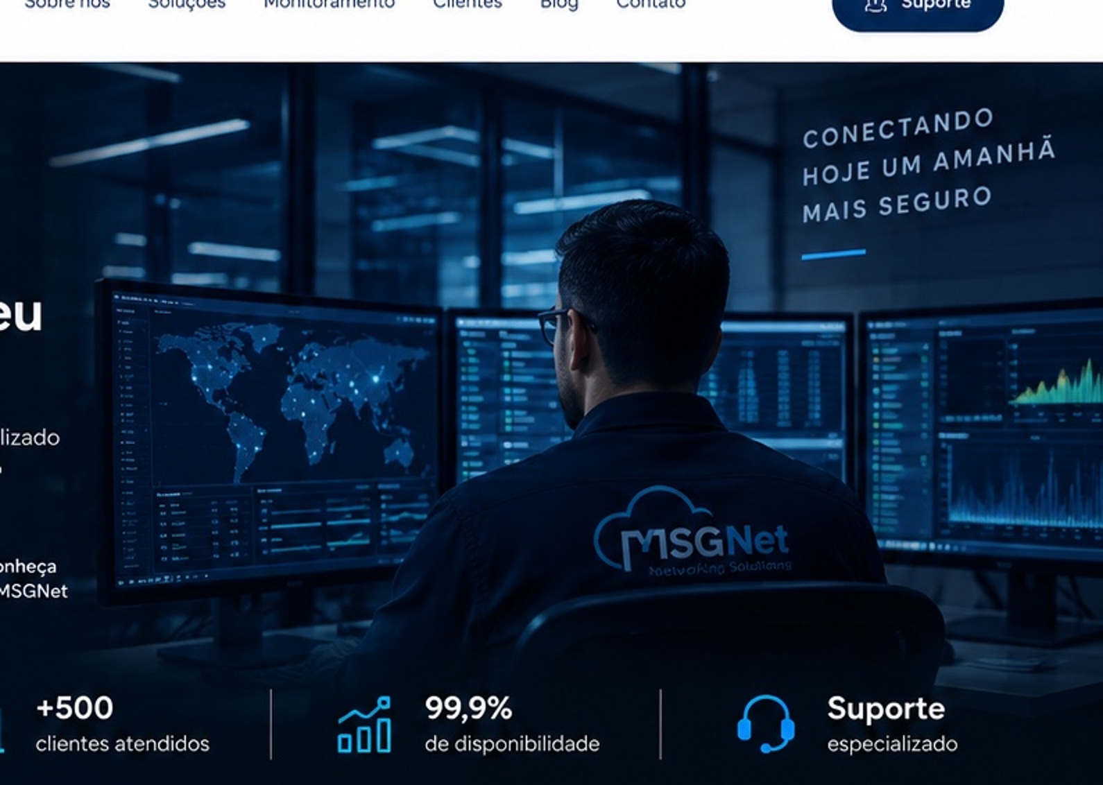 Profissional da MSGNet acompanhando monitores em um centro de operações de tecnologia